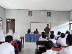 https://seputarmadura.com/wp-content/uploads/2020/07/Danramil-Sapudi-Memberi-Materi-Wasbang-dan-Bela-Negara-Kepada-Siswa-SMPN-1-Gayam.jpg