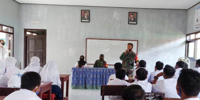 https://seputarmadura.com/wp-content/uploads/2020/07/Danramil-Sapudi-Memberi-Materi-Wasbang-dan-Bela-Negara-Kepada-Siswa-SMPN-1-Gayam.jpg