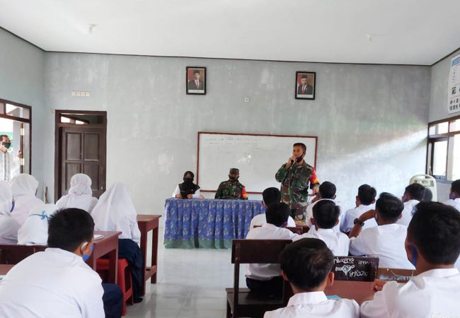 https://seputarmadura.com/wp-content/uploads/2020/07/Danramil-Sapudi-Memberi-Materi-Wasbang-dan-Bela-Negara-Kepada-Siswa-SMPN-1-Gayam.jpg