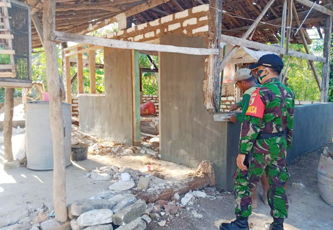 https://seputarmadura.com/wp-content/uploads/2020/07/Gotong-Royong-Babinsa-Koramil-Saronggi-di-Program-Rutilahu.jpg