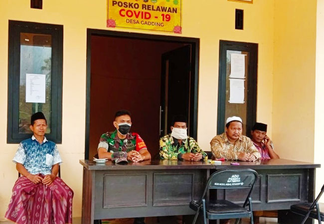 https://seputarmadura.com/wp-content/uploads/2020/07/Komsos-Babinsa-Koramil-Manding-Dengan-Cara-Pendampingan-Penyiapan-Posko-Covid-19.jpg