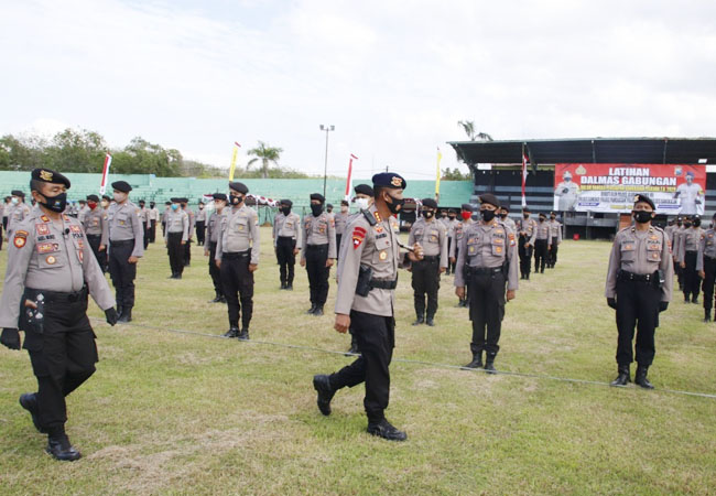 https://seputarmadura.com/wp-content/uploads/2020/07/Menyamakan-Gerakan-Pam-Pilbup-2020-Dalmas-Jajaran-Polres-se-Madura-Latihan-Gabungan-.jpg