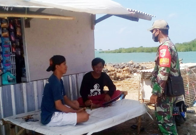 https://seputarmadura.com/wp-content/uploads/2020/07/Warga-Diimbau-Babinsa-Koramil-Raas-Untuk-Terus-Pakai-Masker.jpg