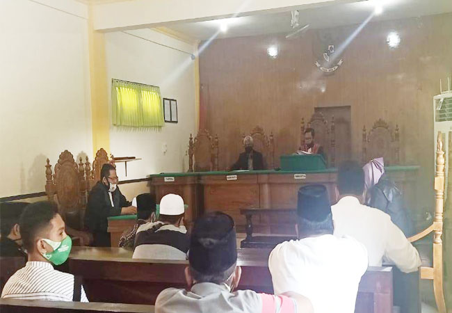 https://seputarmadura.com/wp-content/uploads/2020/08/JPU-Tuntut-Kades-Longos-Sumenep-4-Bulan-Penjara-di-Sidang-Lanjutan-Kasus-Dugaan-ITE.jpg