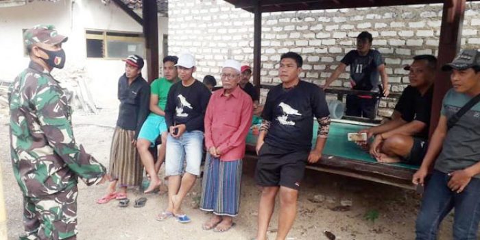 https://seputarmadura.com/wp-content/uploads/2020/08/Jelang-HUT-RI-ke-75-Babinsa-Koramil-Sapudi-Imbau-Warga-Pasang-Bendera-Merah-Putih.jpg