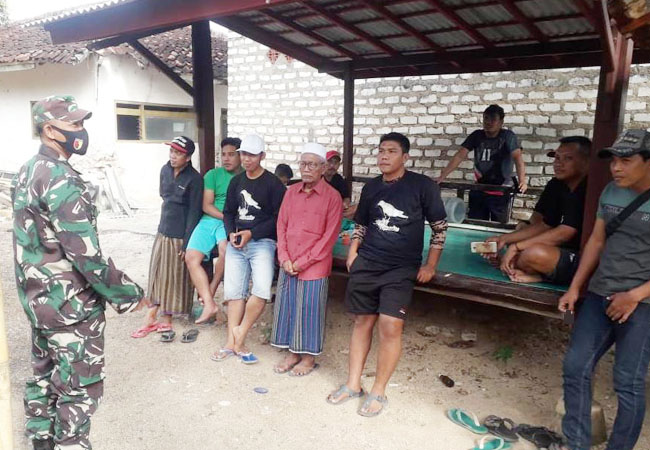 https://seputarmadura.com/wp-content/uploads/2020/08/Jelang-HUT-RI-ke-75-Babinsa-Koramil-Sapudi-Imbau-Warga-Pasang-Bendera-Merah-Putih.jpg