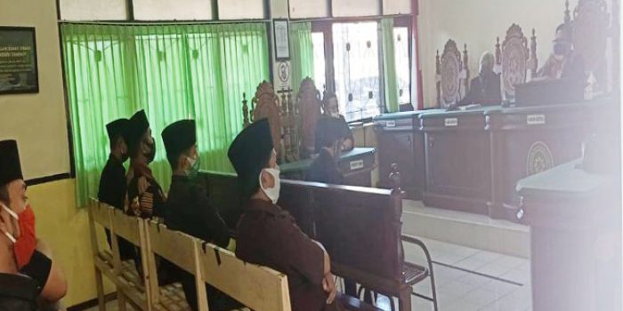 https://seputarmadura.com/wp-content/uploads/2020/08/Nota-Pembelaan-Kasus-Dugaan-Pengancaman-ITE-Dibaca-Langsung-Kades-Longos.jpg