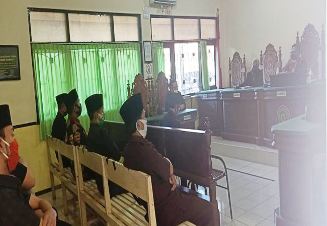 https://seputarmadura.com/wp-content/uploads/2020/08/Nota-Pembelaan-Kasus-Dugaan-Pengancaman-ITE-Dibaca-Langsung-Kades-Longos.jpg