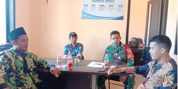 https://seputarmadura.com/wp-content/uploads/2020/08/PHBS-Selalu-Diimbau-Babinsa-Saat-Komsos-Bersama-Warga-Desa-Binaannya.jpg