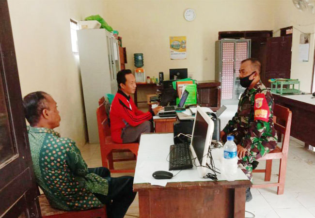 https://seputarmadura.com/wp-content/uploads/2020/08/Saling-Tukar-Informasi-Melalui-Komsos-Babinsa-Koramil-Giligenting.jpg