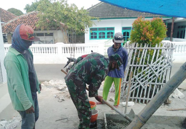 https://seputarmadura.com/wp-content/uploads/2020/08/Tingkatkan-Solidaritas-Tinggi-Terhadap-Warga-Terus-Ditunjukkan-Babinsa-Koramil-Raas.jpg