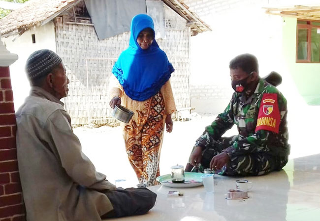 https://seputarmadura.com/wp-content/uploads/2020/09/Cara-Babinsa-Koramil-Saronggi-Pererat-Tali-Persaudaraan-Lewat-Anjangsana-ke-Warga.jpg