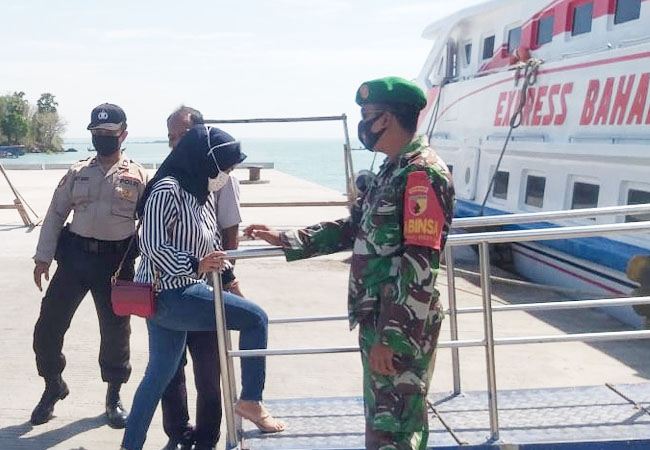 https://seputarmadura.com/wp-content/uploads/2020/10/Petugas-Tingkatkan-Pengecekan-Suhu-Calon-Penumpang-di-Pelabuhan-Kalianget.jpg