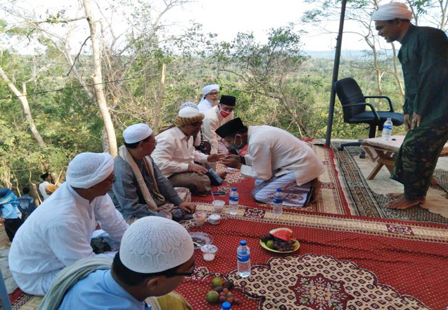 https://seputarmadura.com/wp-content/uploads/2020/11/Achmad-Fauzi-Sumenep-Kota-Santri-Saatnya-Mencetak-Wirausaha-Mandiri-Berbasis-Pesantren.jpg
