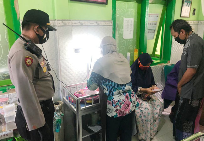 https://seputarmadura.com/wp-content/uploads/2020/11/Bayi-Perempuan-Dibuang-di-Teras-Masjid-di-Sumenep.jpg