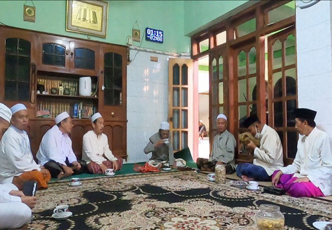 https://seputarmadura.com/wp-content/uploads/2020/11/Doa-dan-Air-Dari-Para-Kiai-Banjiri-Cabup-Fauzi-Saat-Sowan-ke-Ponpes-Sidogiri.jpg