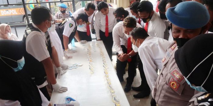 https://seputarmadura.com/wp-content/uploads/2021/03/41-Anggota-Satreskrim-Polres-Sumenep-di-Test-Urine.jpg