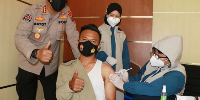 https://seputarmadura.com/wp-content/uploads/2021/03/Ratusan-Jurnalis-di-Polda-Jatim-Disuntik-Vaksin-Covid-19.jpg
