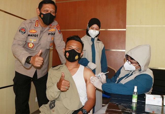 https://seputarmadura.com/wp-content/uploads/2021/03/Ratusan-Jurnalis-di-Polda-Jatim-Disuntik-Vaksin-Covid-19.jpg