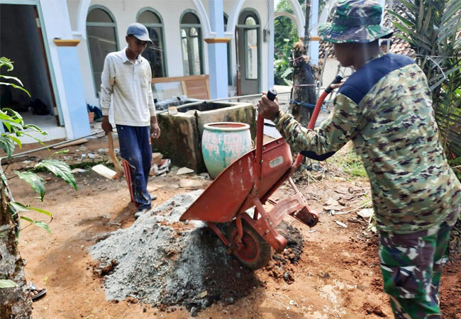 https://seputarmadura.com/wp-content/uploads/2021/03/Satgas-TMMD-Bergotong-Royong-Rampungkan-MWK-Tempat-Ibadah.jpg