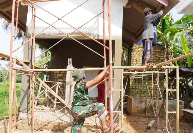 https://seputarmadura.com/wp-content/uploads/2021/03/Satgas-TMMD-Sumenep-Gencarkan-Aktivitas-Rehab-MWK.jpg