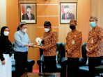 https://seputarmadura.com/wp-content/uploads/2021/04/Bupati-Sumenep-Terima-Penghargaan-Pengelola-Website-Terbaik-Keempat-se-Jatim.jpg