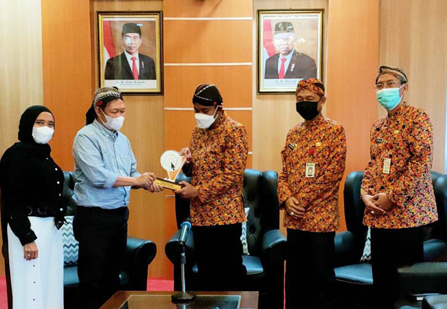 https://seputarmadura.com/wp-content/uploads/2021/04/Bupati-Sumenep-Terima-Penghargaan-Pengelola-Website-Terbaik-Keempat-se-Jatim.jpg