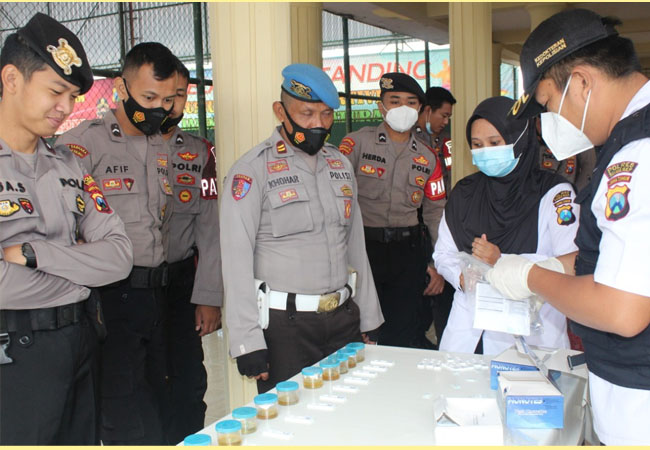 https://seputarmadura.com/wp-content/uploads/2021/04/Dadakan-32-personel-Sat-Sabhara-Polres-Sumenep-Tes-Urine.jpg