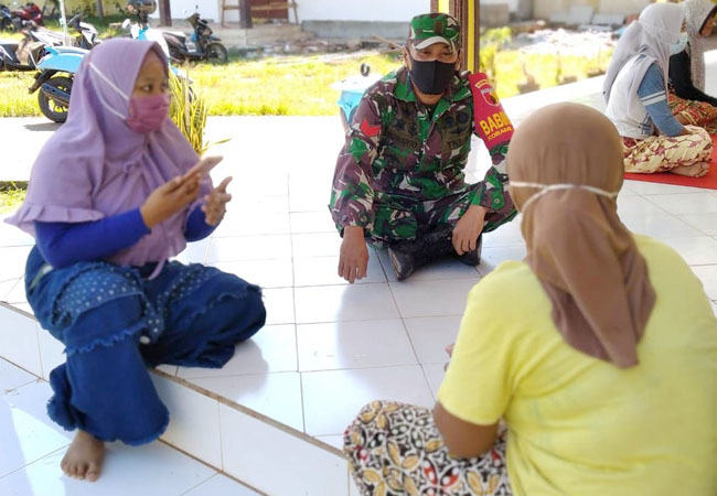 https://seputarmadura.com/wp-content/uploads/2021/04/Ditengah-Komsos-Babinsa-Ingatkan-pentingnya-patuhi-Protokol-Kesehatan.jpg