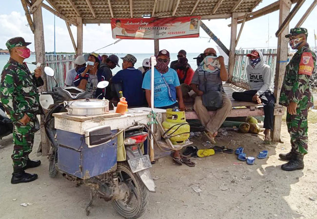 https://seputarmadura.com/wp-content/uploads/2021/04/Masa-Pandemi-Covid-19-Babinsa-Raas-Aktif-Ingatkan-Warga-Patuhi-Prokes-.jpg