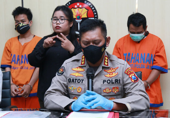 https://seputarmadura.com/wp-content/uploads/2021/06/4-Orang-Pembobol-Data-Kartu-Kredit-WNA-Diringkus.jpg