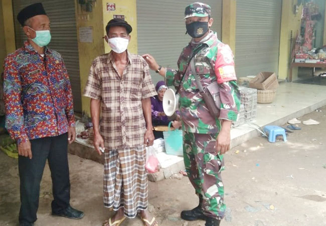 https://seputarmadura.com/wp-content/uploads/2021/06/Babinsa-Koramil-23-Giligenting-Terus-Imbau-Warga-Binaannya-Untuk-Patuhi-Prokes.jpg
