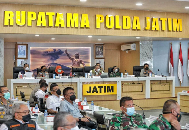 https://seputarmadura.com/wp-content/uploads/2021/06/Gubernur-Bersama-Forkopimda-Gelar-Rapat-Koordinasi-bersama-BNPB-di-Polda-Jatim-sebagai-Antisipasi-Peningkatan-Kasus-Covid-19.jpg