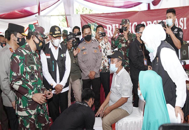 https://seputarmadura.com/wp-content/uploads/2021/06/Gubernur-Jatim-Tinjau-Langsung-Vaksinasi-Massal-di-Kabupaten-Sumenep-.jpg