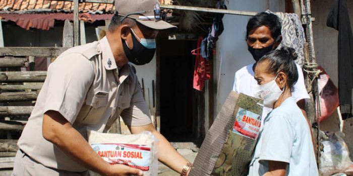https://seputarmadura.com/wp-content/uploads/2021/07/ASN-Polres-Bangkalan-Bagi-bagi-Sembako-Door-to-Door-Kepada-Warga-Terdampak-Covid-19.jpg