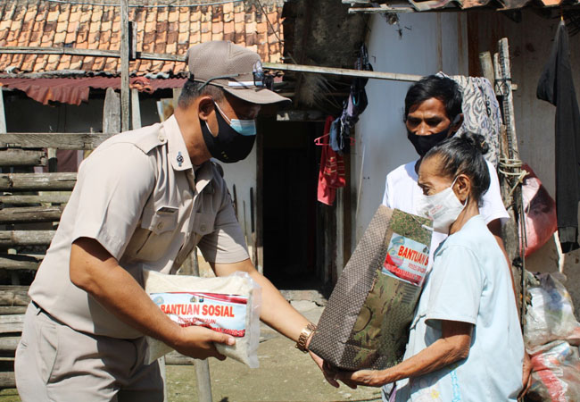https://seputarmadura.com/wp-content/uploads/2021/07/ASN-Polres-Bangkalan-Bagi-bagi-Sembako-Door-to-Door-Kepada-Warga-Terdampak-Covid-19.jpg