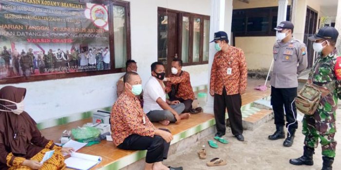 https://seputarmadura.com/wp-content/uploads/2021/07/Babinsa-Koramil-Masalembu-Melaksanakan-Pendampingan-Vaksinasi-Lansia-Tahap-l.jpg