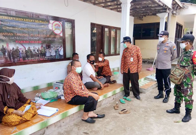 https://seputarmadura.com/wp-content/uploads/2021/07/Babinsa-Koramil-Masalembu-Melaksanakan-Pendampingan-Vaksinasi-Lansia-Tahap-l.jpg