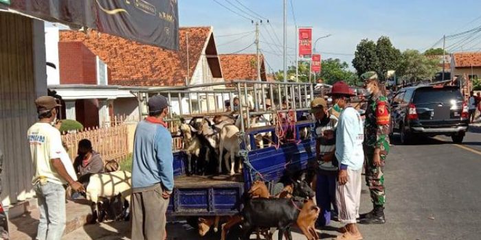 https://seputarmadura.com/wp-content/uploads/2021/07/Jalan-Raya-dan-Pasar-Titik-Fokus-Babinsa-Koramil-04-Bluto-Bersama-Aparat-Gabungan-Gelar-Operasi-Yustisi-Masa-PPKM-Darurat.jpg