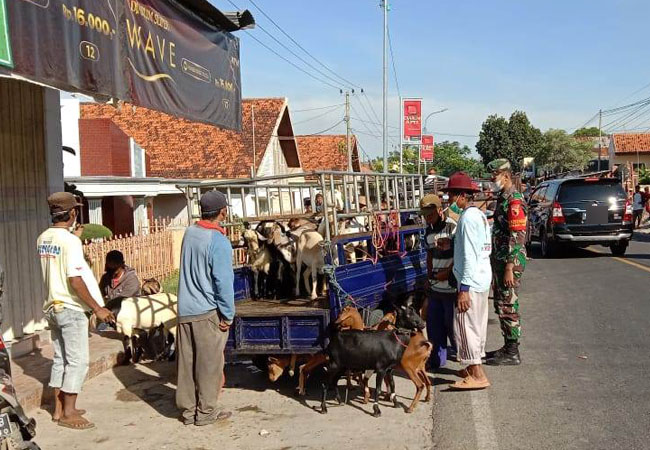 https://seputarmadura.com/wp-content/uploads/2021/07/Jalan-Raya-dan-Pasar-Titik-Fokus-Babinsa-Koramil-04-Bluto-Bersama-Aparat-Gabungan-Gelar-Operasi-Yustisi-Masa-PPKM-Darurat.jpg