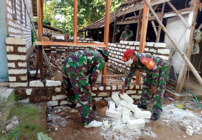 https://seputarmadura.com/wp-content/uploads/2021/07/Perehaban-Rutilahu-Dikerjakan-Babinsa-Bersama-Warga-Lewat-Karya-Bhakti-.jpg