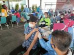 https://seputarmadura.com/wp-content/uploads/2021/07/Pertama-Kali-Anak-Usia-12-Tahun-Ikuti-Vaksinasi-COVID-19-di-Polres-Sumenep-.jpg
