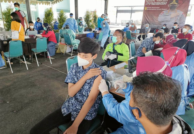 https://seputarmadura.com/wp-content/uploads/2021/07/Pertama-Kali-Anak-Usia-12-Tahun-Ikuti-Vaksinasi-COVID-19-di-Polres-Sumenep-.jpg