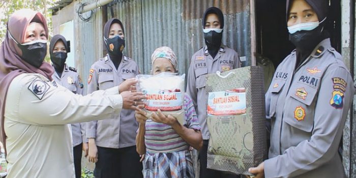 https://seputarmadura.com/wp-content/uploads/2021/07/Polwan-Polres-Bangkalan-Terus-Berbagi-Sembako-ke-Warga-di-Tengah-Pandemi.jpg