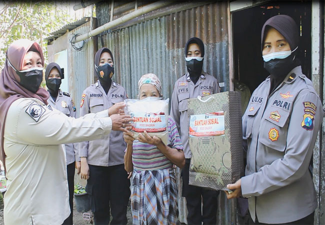 https://seputarmadura.com/wp-content/uploads/2021/07/Polwan-Polres-Bangkalan-Terus-Berbagi-Sembako-ke-Warga-di-Tengah-Pandemi.jpg