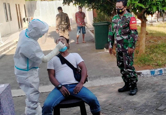 https://seputarmadura.com/wp-content/uploads/2021/08/Babinsa-Pantau-Pelaksanaan-Swab-Antigen-di-RIDC-ll-Isoter-.jpg