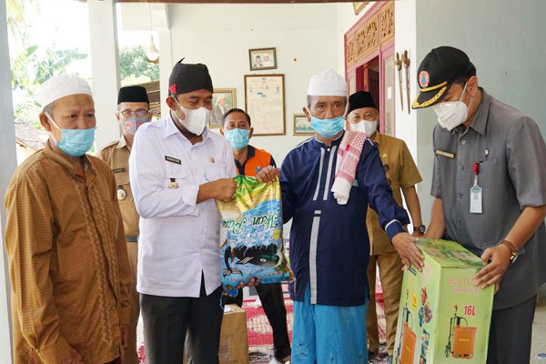 https://seputarmadura.com/wp-content/uploads/2021/08/Bantuan-Beras-ASN-Sumenep-Disalurkan-ke-Sejumlah-Ponpes-.jpg