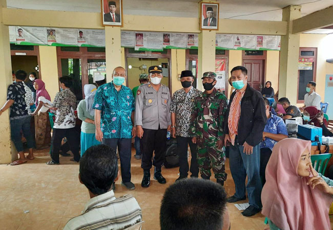 https://seputarmadura.com/wp-content/uploads/2021/10/Bergulir-Setiap-Hari-Ws-Danramil-Ganding-Dan-Babinsa-Dampingi-Warganya-Ikut-Vaksinasi.jpg