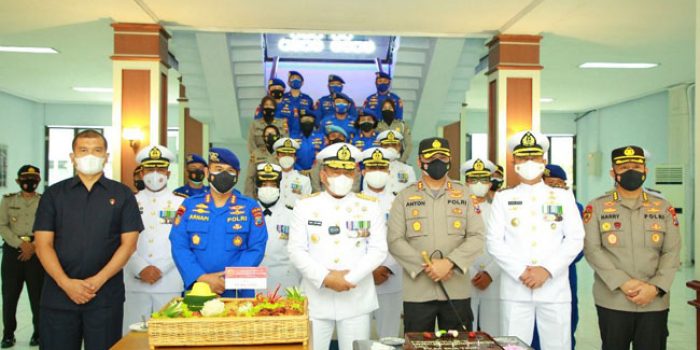 https://seputarmadura.com/wp-content/uploads/2021/10/Kapolda-Jatim-Beserta-Pejabat-Utama-Kunjungi-Mako-TNI.jpg