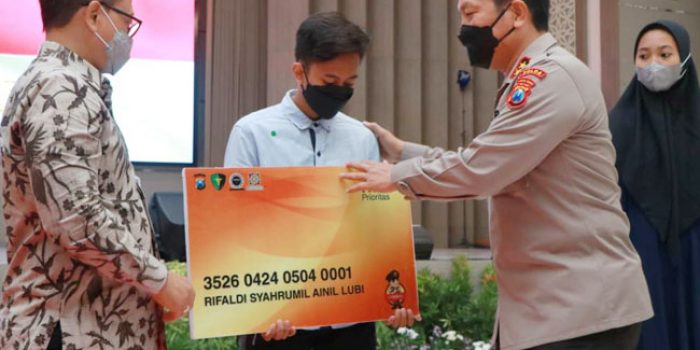 https://seputarmadura.com/wp-content/uploads/2021/10/Lewat-Yankes-Luar-Biasa-Polda-Jatim-Beri-Jaminan-Kesehatan-Anak-Yatim-Piatu-Korban-COVID-19.jpg